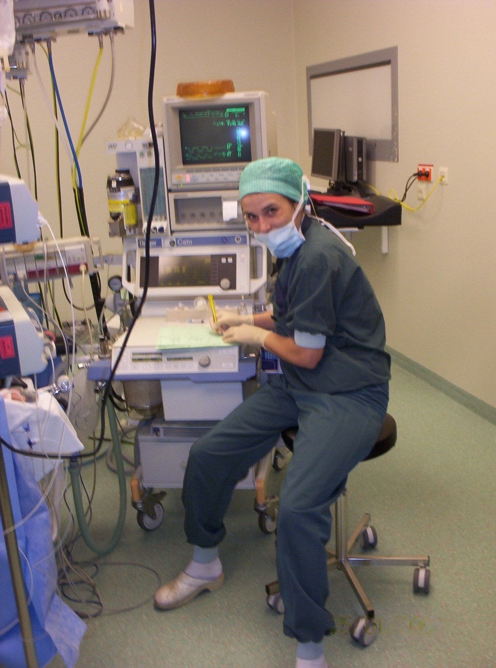 Dr. Hasanovic aan de anesthesiewerkplek